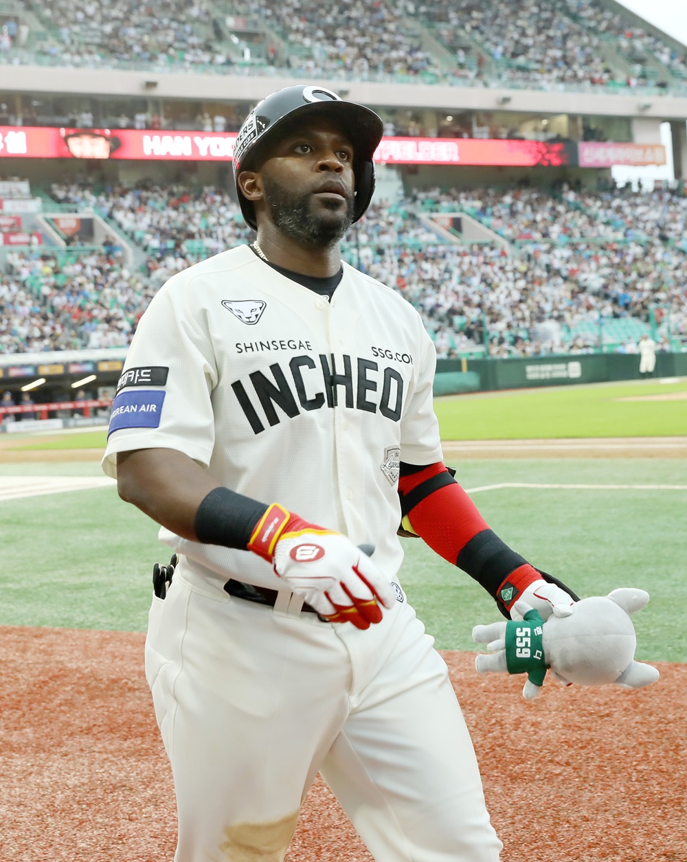 SSG 랜더스 외국인 타자 기예르모 에레디아가 15일 인천 SSG랜더스필드에서 열린 2025 신한 SOL Bank KBO리그 롯데 자이언츠와의 팀 간 11차전에서 6회말 결승 솔로 홈런을 기록, 팀 승리를 이끌었다. 사진 SSG 랜더스