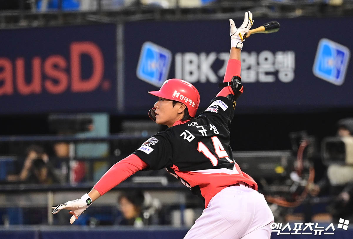 4일 오후 서울 송파구 잠실야구장에서 열린 '2025 신한 SOL Bank KBO리그' KIA 타이거즈와 LG 트윈스의 경기, 2회초 무사 1루 KIA 김규성이 타격하고 있다. 결과는 중견수 플라이 아웃. 엑스포츠뉴스 DB