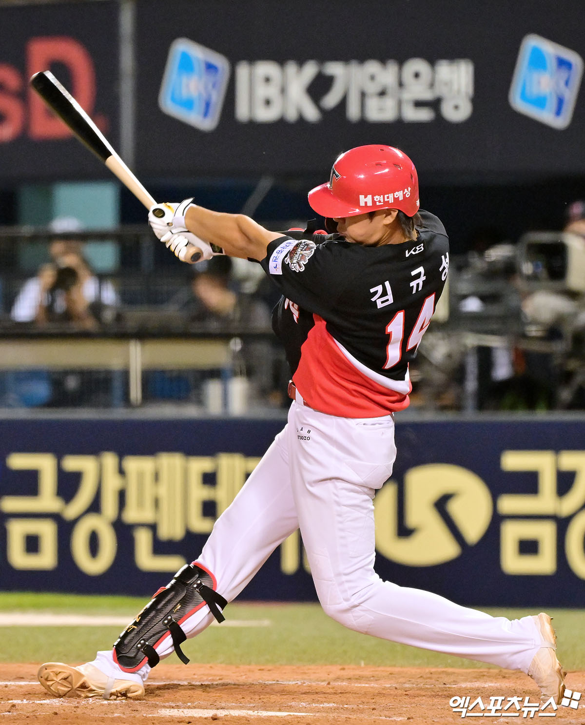 4일 오후 서울 송파구 잠실야구장에서 열린 '2025 신한 SOL Bank KBO리그' KIA 타이거즈와 두산 베어스의 경기, 8회초 1사 1루 KIA 김규성이 타격을 하고 있다. 1루심이 최초 파울로 선언했으나 비디오판독 결과 페어로 번복되어 2루타로 인정되었다. 엑스포츠뉴스 DB