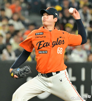 6회초 등판한 조동욱[포토]