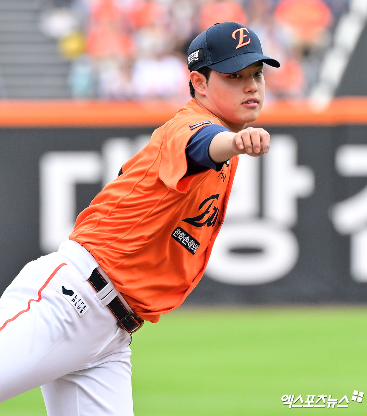 15일 오후 대전 한화생명 볼파크에서 열린 '2025 신한 SOL Bank KBO리그' LG 트윈스와 한화 이글스의 경기, 1회초 한화 선발투수 문동주가 공을 힘차게 던지고 있다. 대전, 김한준 기자