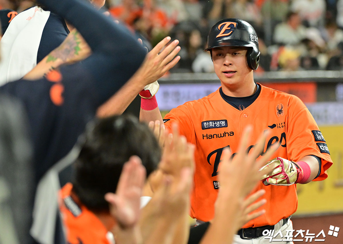 15일 오후 대전 한화생명 볼파크에서 열린 '2025 신한 SOL Bank KBO리그' LG 트윈스와 한화 이글스의 경기, 5회말 1사 2루 한화 노시환이 채은성의 1타점 적시타때 득점에 성공하고 있다. 대전, 김한준 기자