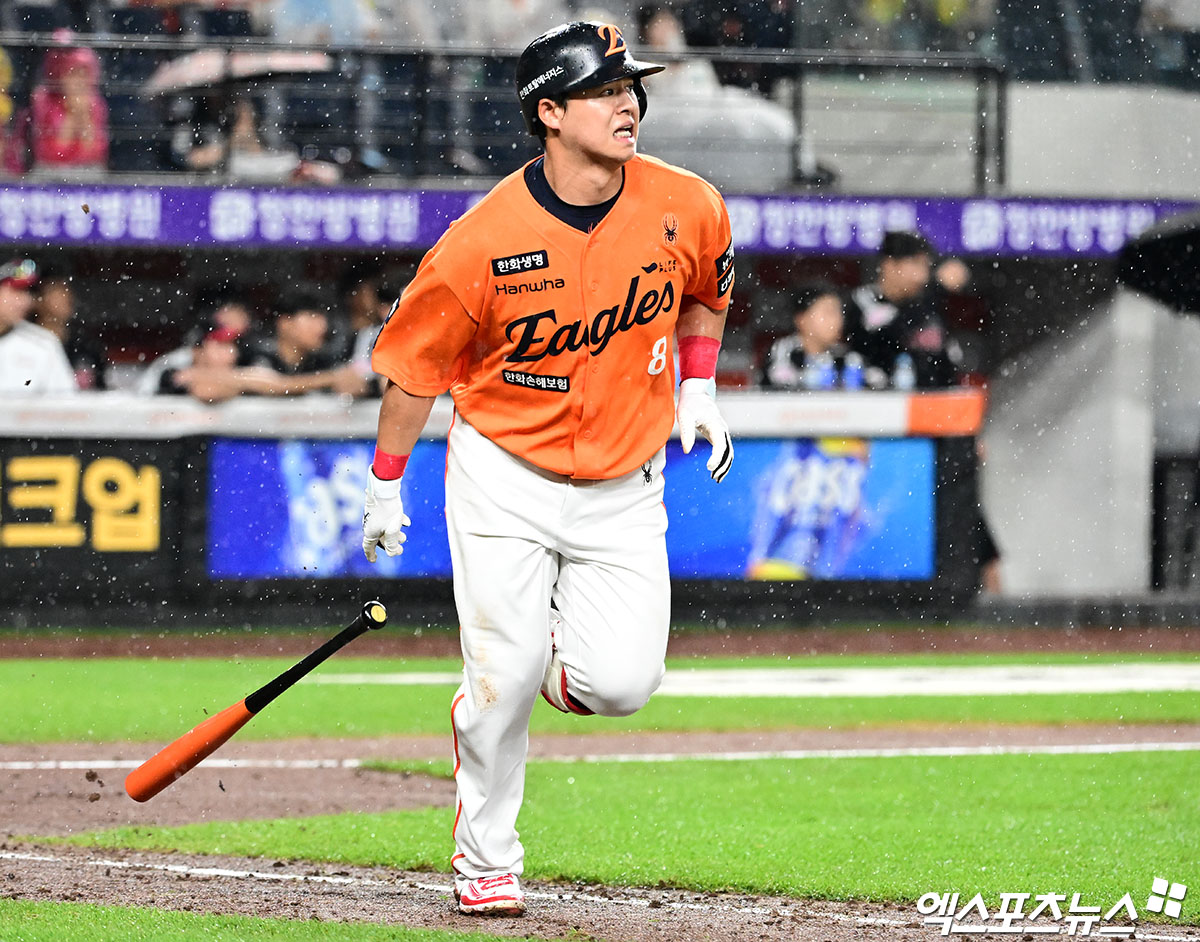 15일 오후 대전 한화생명 볼파크에서 열린 '2025 신한 SOL Bank KBO리그' LG 트윈스와 한화 이글스의 경기, 한화가 4시간 48분 대혈투끝에 LG에 10:5 승리를 거두며 33일 만에 1위 자리로 올라섰다. 8회말 2사 한화 노시환이 솔로 홈런을 날리고 있다. 대전, 김한준 기자