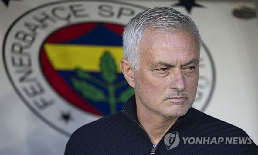손흥민이 2019~2021년 자신을 가르쳤던 세계적인 명장 조세 무리뉴 감독과 극비리에 만났다는 보도가 튀르키예에서 나왔다. 무리뉴가 일하고 있는 페네르바체가 이적료 450억원에 연봉 190억원을 책정해 손흥민 영입전에 뛰어들었다는 소식이다. 손흥민은 유럽축구연맹(UEFA) 클럽대항전에 계속 나설 수 있다. 연합뉴스