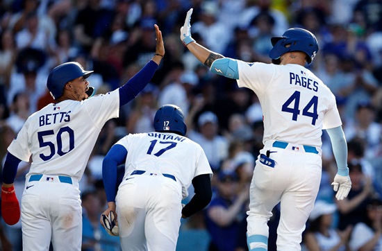 LA 다저스 앤디 파헤스가 16일 다저스타디움에서 열린 샌프란시스코 자이언츠와 홈 경기에서 5회 말 경기를 뒤집는 스리런 홈런을 날렸다. 연합뉴스