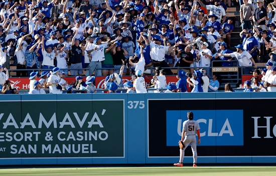 샌프란시스코 자이언츠 이정후가 16일 다저스타디움에서 열린 LA 다저스와 원정 경기에서 2회 말 터진 토미 에드먼의 홈런을 바라보고 있다. 연합뉴스