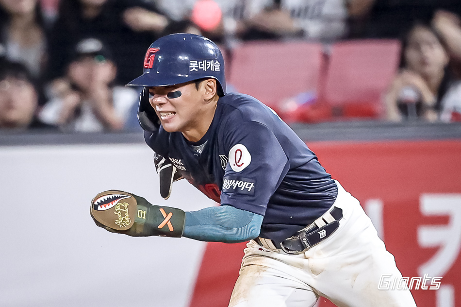 롯데 구단이 16일 외야수 장두성의 정밀 검진 결과 내용을 전했다. 폐 타박에 의한 출혈은 멈춰 안정기로 보이며, 손상이 심각하지 않아 가벼운 운동은 가능한 상태라는 게 구단의 설명이다. 장두성은 23일 재검진을 받은 뒤 복귀 일정을 조율할 예정이다. 롯데 자이언츠