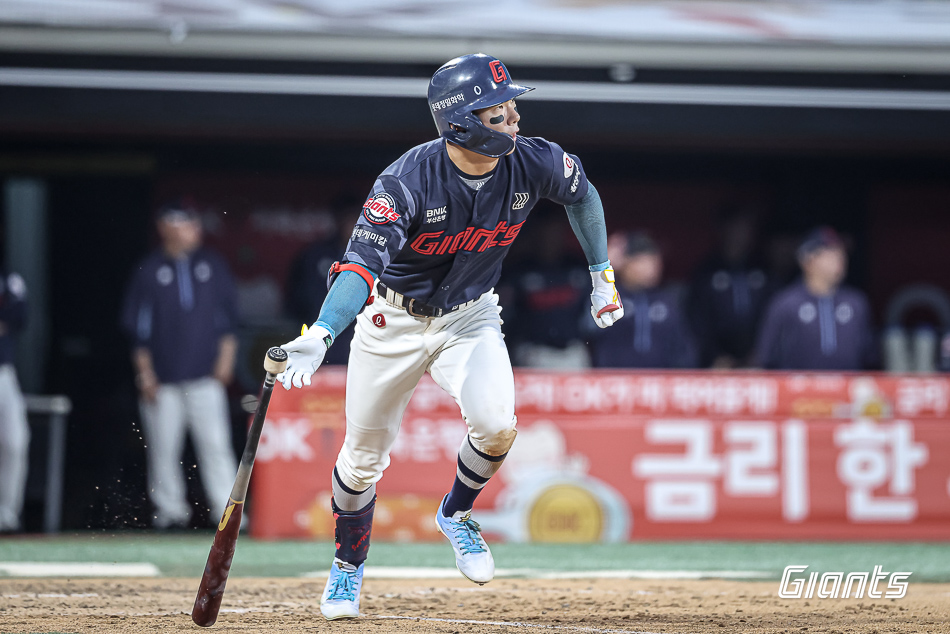 롯데 구단이 16일 외야수 장두성의 정밀 검진 결과 내용을 전했다. 폐 타박에 의한 출혈은 멈춰 안정기로 보이며, 손상이 심각하지 않아 가벼운 운동은 가능한 상태라는 게 구단의 설명이다. 장두성은 23일 재검진을 받은 뒤 복귀 일정을 조율할 예정이다. 롯데 자이언츠