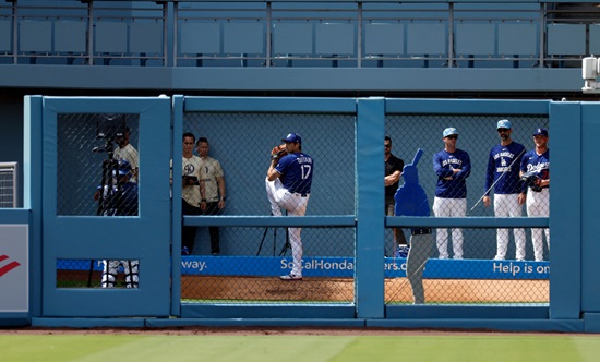 LA 다저스 데이브 로버츠 감독은 16일 샌프란시스코 자이언츠와의 홈 경기 뒤 '(오타니가) 라이브 피칭과 시뮬레이션 게임은 충분히 해봤다. 첫 등판에서 한 이닝만 던질 수 있다'라면서 오타니 쇼헤이를 17일 샌디에이고 파드리스전 오프너로 활용하겠다는 계획을 밝혔다. 연합뉴스