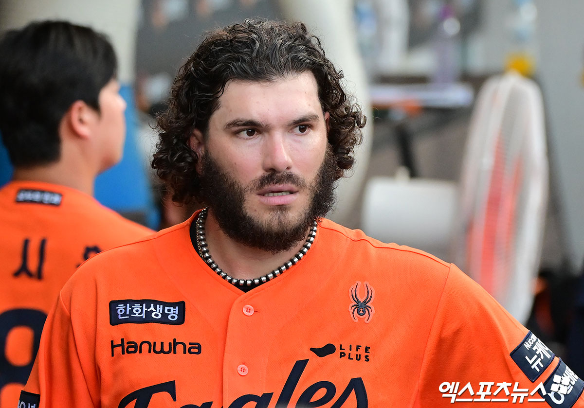 14일 오후 대전 한화생명 볼파크에서 열린 '2025 신한 SOL Bank KBO리그' LG 트윈스와 한화 이글스의 경기, 6회초 수비를 마친 한화 폰세가 아쉬워하고 있다. 엑스포츠뉴스 DB