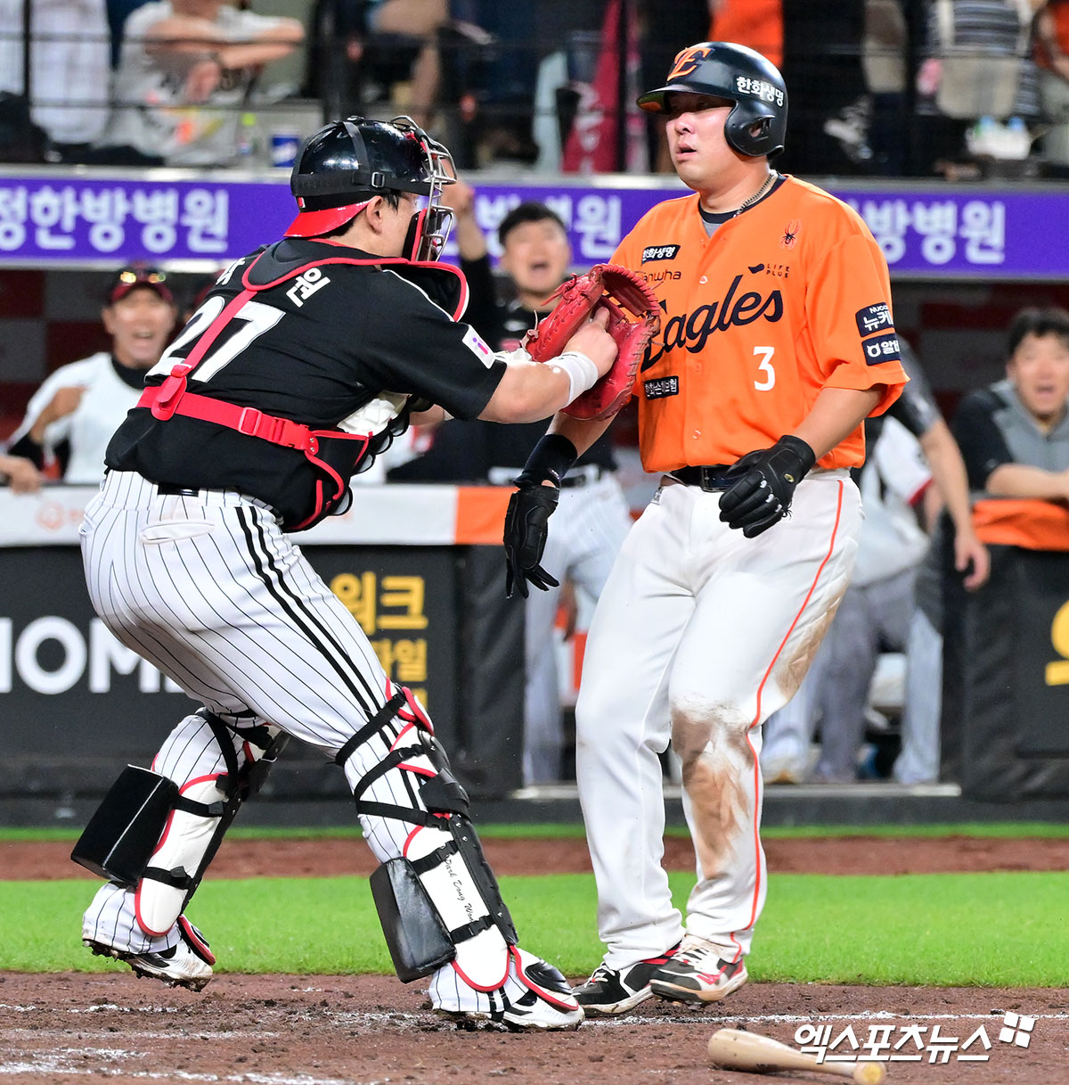 14일 오후 대전 한화생명 볼파크에서 열린 '2025 신한 SOL Bank KBO리그' LG 트윈스와 한화 이글스의 경기, 11회말 2사 2루 한화 안치홍이 이재원의 좌전안타때 홈에서 태그아웃을 당하고 있다. 대전, 김한준 기자