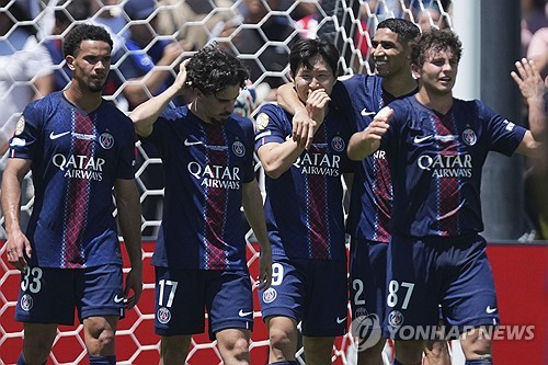 루이스 엔리케 감독이 이끄는 PSG가 16일(한국시간) 미국 캘리포니아주 페서디나에 있는 로즈볼 경기장에서 열린 아틀레티코 마드리드(스페인)와의 2025 국제축구연맹(FIFA) 클럽 월드컵 B조 첫 경기에서 무려 4-0 대승을 거뒀다. 이적설이 있지만, 이강인이 동료의 도움을 받아 7개월 만에 득점포를 가동했다. 연합뉴스