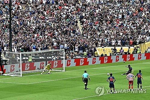 루이스 엔리케 감독이 이끄는 PSG가 16일(한국시간) 미국 캘리포니아주 페서디나에 있는 로즈볼 경기장에서 열린 아틀레티코 마드리드(스페인)와의 2025 국제축구연맹(FIFA) 클럽 월드컵 B조 첫 경기에서 무려 4-0 대승을 거뒀다. 이적설이 있지만, 이강인이 동료의 도움을 받아 7개월 만에 득점포를 가동했다. 연합뉴스