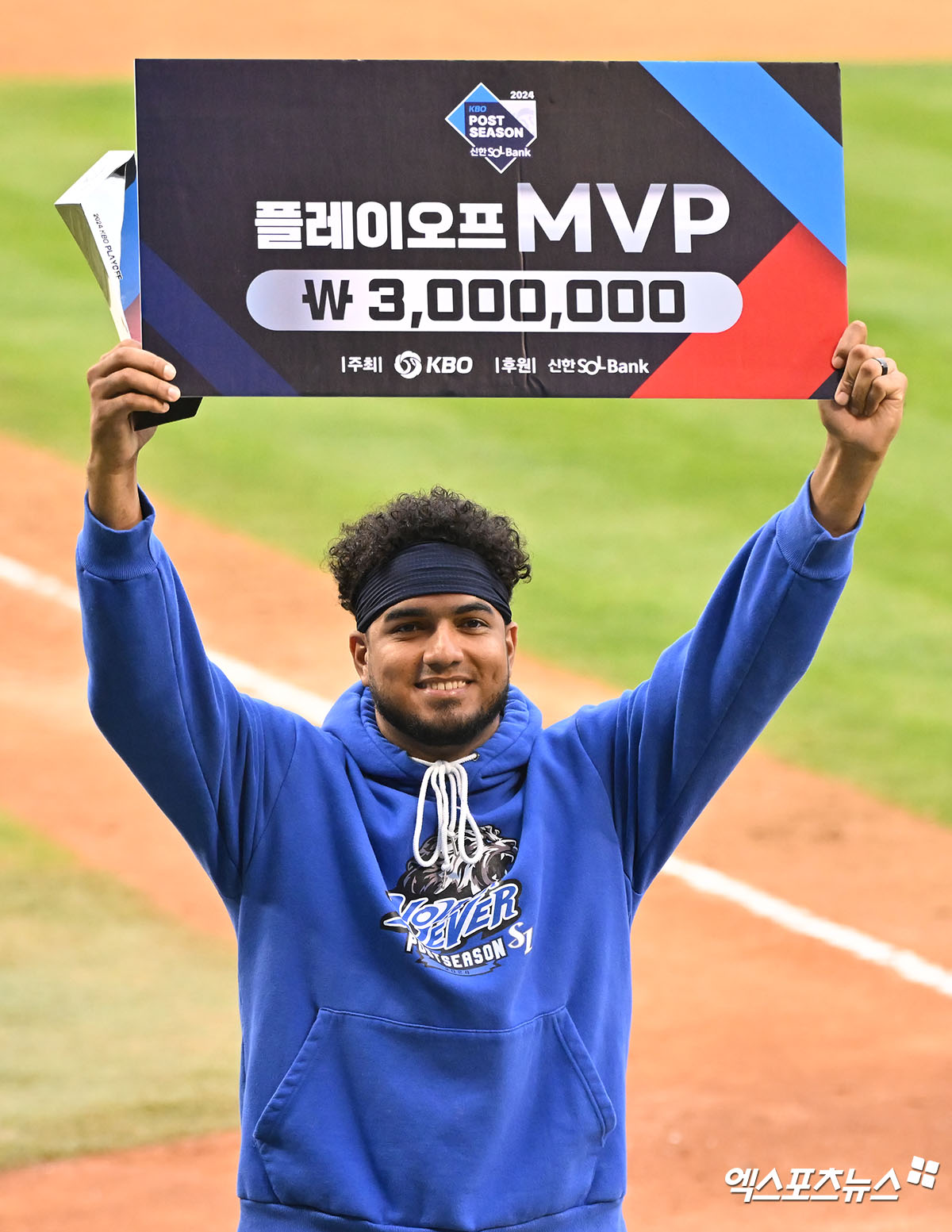 19일 오후 서울 송파구 잠실야구장에서 열린 '2024 신한 SOL Bank KBO 포스트시즌' 삼성 라이온즈와 LG 트윈스의 플레이오프 4차전 경기, 삼성이 강민호의 솔로 홈런에 힘입어 LG에 1:0으로 승리하며 한국시리즈에 진출했다.  플레이오프 MVP를 수상한 레예스가 포즈를 취하고 있다. 엑스포츠뉴스 DB
