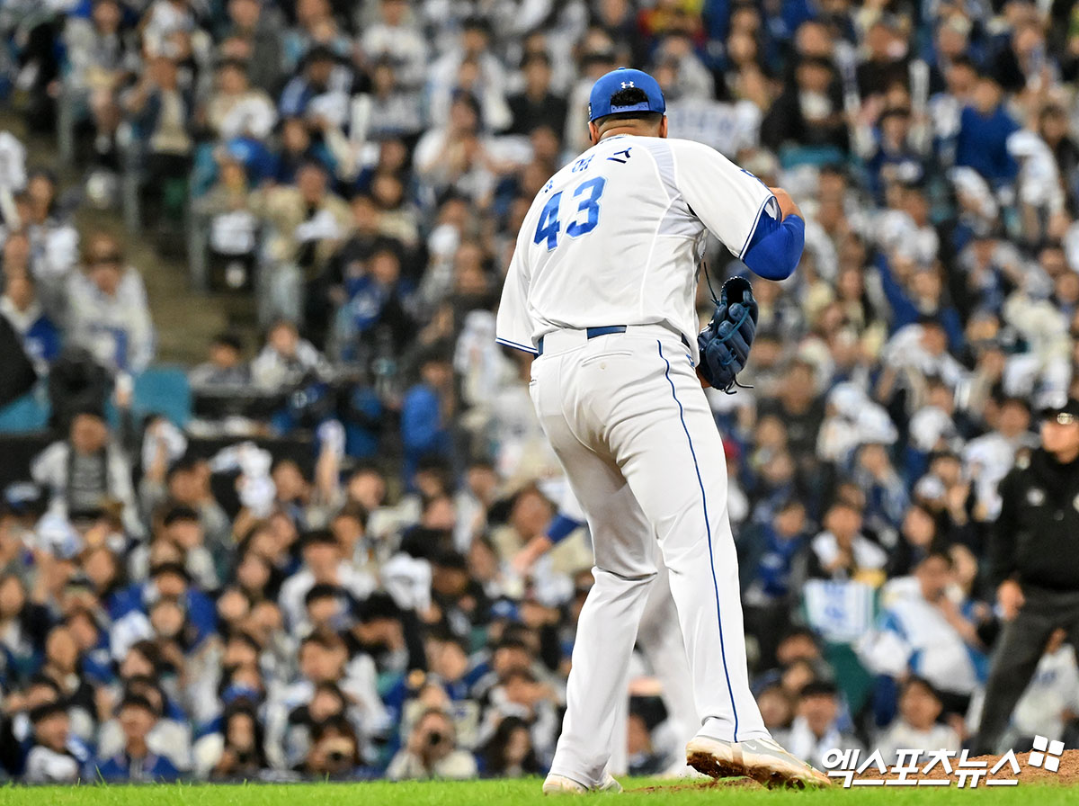 25일 오후 대구삼성라이온즈파크에서 열린 '2024 신한 SOL Bank KBO 한국시리즈' KIA 타이거즈와 삼성 라이온즈의 3차전 경기, 7회초 수비를 마친 삼성 선발투수 레예스가 기뻐하고 있다. 엑스포츠뉴스 DB