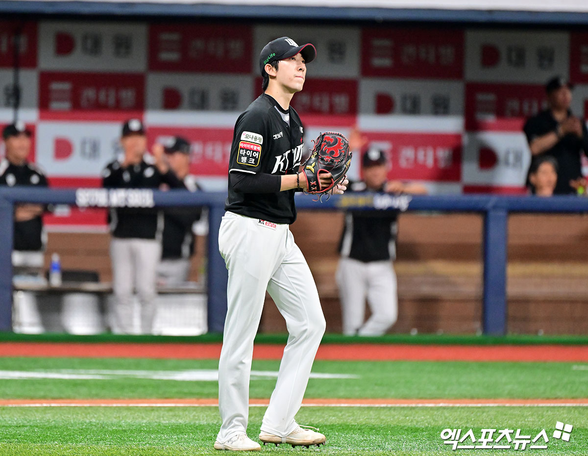 23일 오후 서울 구로구 고척스카이돔에서 열린 '2025 신한 SOL Bank KBO리그' KT 위즈와 키움 히어로즈의 경기, 5회말 수비를 마친 KT 오원석이 더그아웃으로 향하고 있다. 엑스포츠뉴스 DB