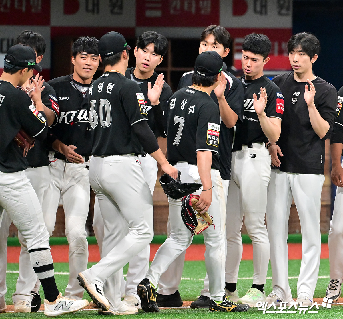 23일 오후 서울 구로구 고척스카이돔에서 열린 '2025 신한 SOL Bank KBO리그' KT 위즈와 키움 히어로즈의 경기, KT가 황재균의 4안타와 김민혁의 3타점에 힙입어 키움에 7:5 역전승을 거뒀다.  이날 경기에서 승리한 KT 선수들이 기뻐하고 있다. 엑스포츠뉴스 DB
