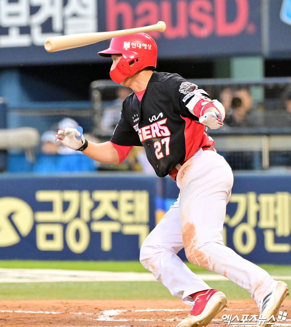 3일 오후 서울 송파구 잠실야구장에서 열린 '2025 신한 SOL Bank KBO리그' KIA 타이거즈와 두산 베어스의 경기, 8회초 1사 2루 KIA 김호령이 1타점 2루타를 날리고 있다. 엑스포츠뉴스 DB