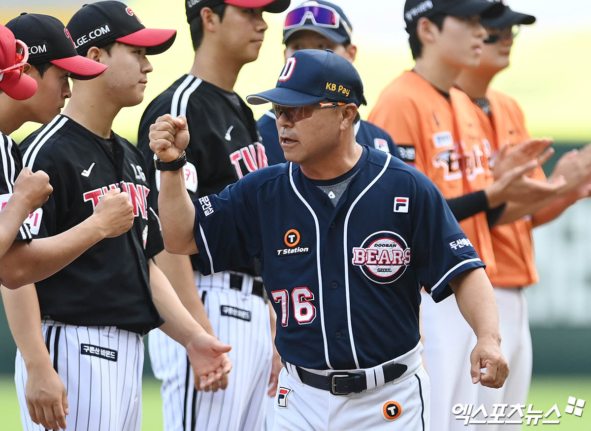 5일 오후 인천 SSG랜더스필드에서 열린 '2024 신한 SOL Bank KBO 올스타 프라이데이' 퓨처스 올스타전 남부와 북부의 경기에 앞서 두산 이정훈 감독이 그라운드에 도열하고 있다. 엑스포츠뉴스 DB