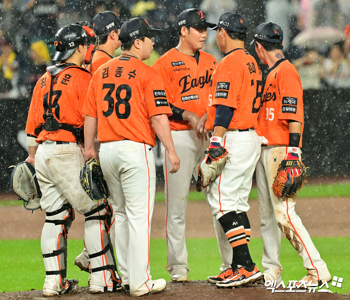 15일 오후 대전 한화생명 볼파크에서 열린 '2025 신한 SOL Bank KBO리그' LG 트윈스와 한화 이글스의 경기, 한화가 4시간 48분 대혈투끝에 LG에 10:5 승리를 거두며 33일 만에 1위 자리로 올라섰다.  이날 경기에서 승리한 한화 선수들이 기뻐하고 있다. 엑스포츠뉴스 DB