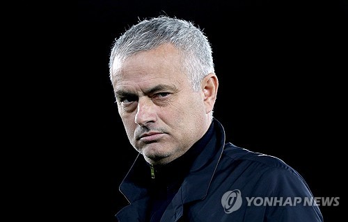 튀르키예 페네르바체가 본격적으로 손흥민 영입에 나섰다. 손흥민에게 은사와도 같은 조세 무리뉴 감독 역시 손흥민을 원하는 것으로 알려졌다. 튀르키예 매체 ZPOR는 17일 '손흥민은 페네르바체 이적과 매우 가깝다. 페네르바체는 손흥민을 영입해 새 시즌 첫 메이저 영입을 단행할 가능성이 있다'고 보도했다. 소속팀 토트넘 홋스퍼와 계약이 1년 남은 손흥민은 이번 여름 사우디아라비아 구단과의 이적설에 강하게 연결되고 있었으나 튀르키예 페네르바체 이적설이 급부상했다. 페네르바체는 손흥민 이적료로 지금 몸값보다 다소 높은 470억원, 연봉은 지금 받는 수준과 비슷한 190억원을 책정했다. 연합뉴스