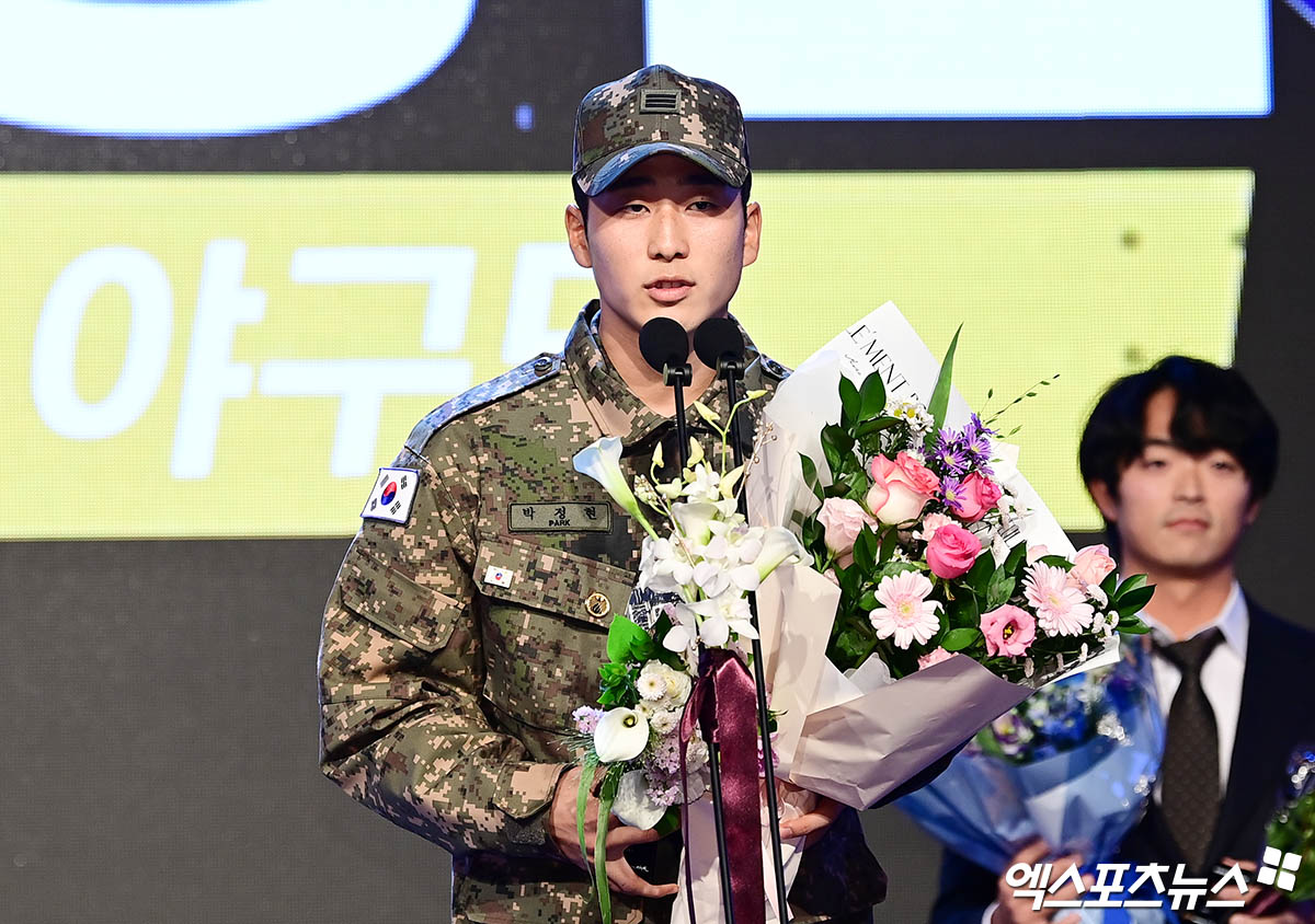 26일 오후 서울 신천동 롯데호텔 월드 크리스탈볼룸에서 열린 '2024 신한은행 SOL Bank KBO 시상식'에 참석한 상무 박정현이 퓨처스리그 남부리그 타점상, 홈런상 수상 소감을 전하고 있다. 엑스포츠뉴스DB