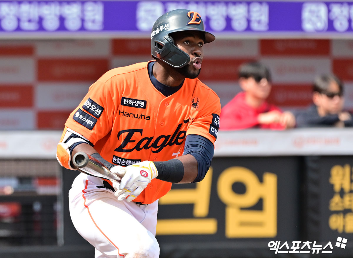 18일 오후 대전 한화생명 볼파크에서 열린 '2025 신한 SOL Bank KBO리그' SSG 랜더스와 한화 이글스의 경기, 3회말 1사 한화 플로리얼이 2루타를 날리고 있다. 엑스포츠뉴스DB