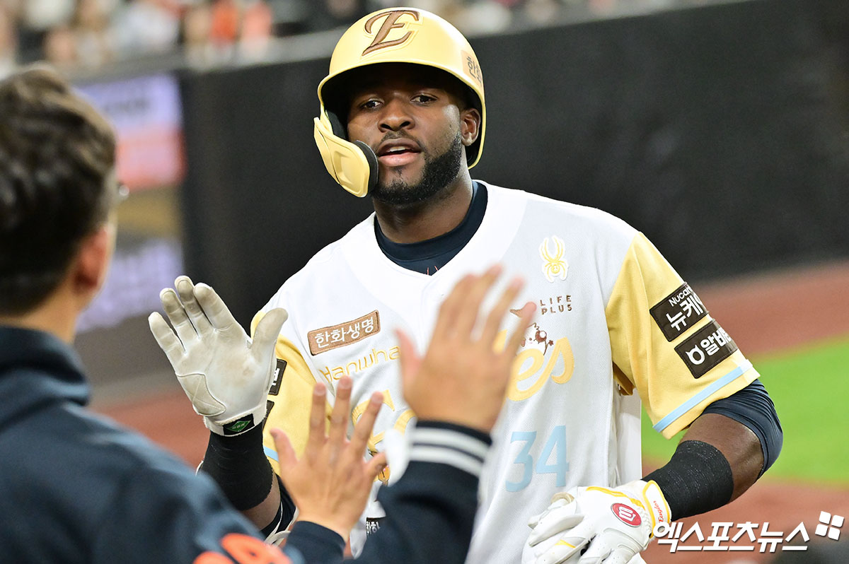 14일 오후 대전 한화생명 볼파크에서 열린 '2025 신한 SOL Bank KBO리그' 두산 베어스와 한화 이글스의 경기, 6회말 한화 플로리얼이 솔로 홈런을 날린 후 하이파이브를 하고 있다. 엑스포츠뉴스DB