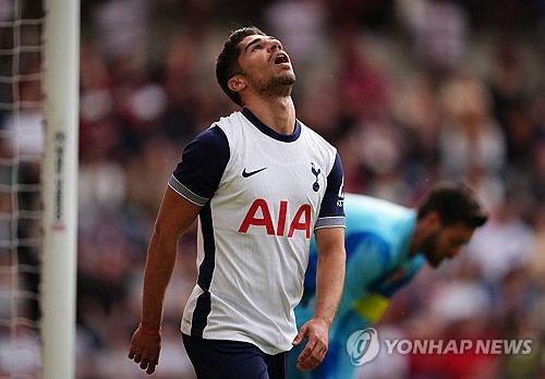 영국 매체 '텔레그래프'가 17일(한국시간) 토트넘 선수 솔로몬이 이스라엘과 이란의 전쟁 여파로 인해 이스라엘에서 발이 묶여 있다고 보도했다.연합뉴스