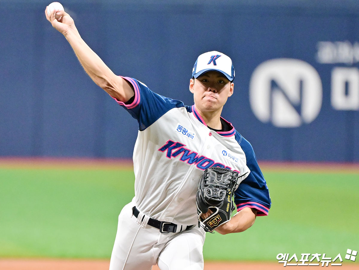 5일 오후 서울 구로구 고척스카이돔에서 열린 '2025 신한 SOL Bank KBO리그' KIA 타이거즈와 키움 히어로즈의 경기, 1회초 키움 선발투수 김윤하가 공을 힘차게 던지고 있다. 엑스포츠뉴스 DB