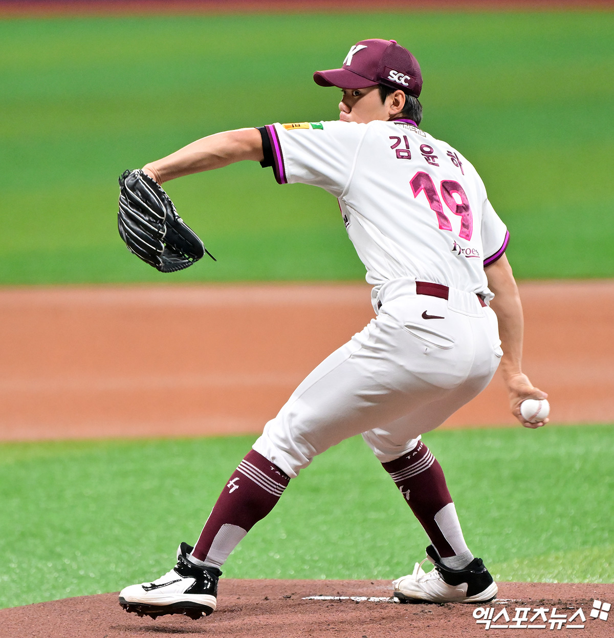 23일 오후 서울 구로구 고척스카이돔에서 열린 '2025 신한 SOL Bank KBO리그' KT 위즈와 키움 히어로즈의 경기, 1회초 키움 선발투수 김윤하가 공을 힘차게 던지고 있다. 엑스포츠뉴스 DB