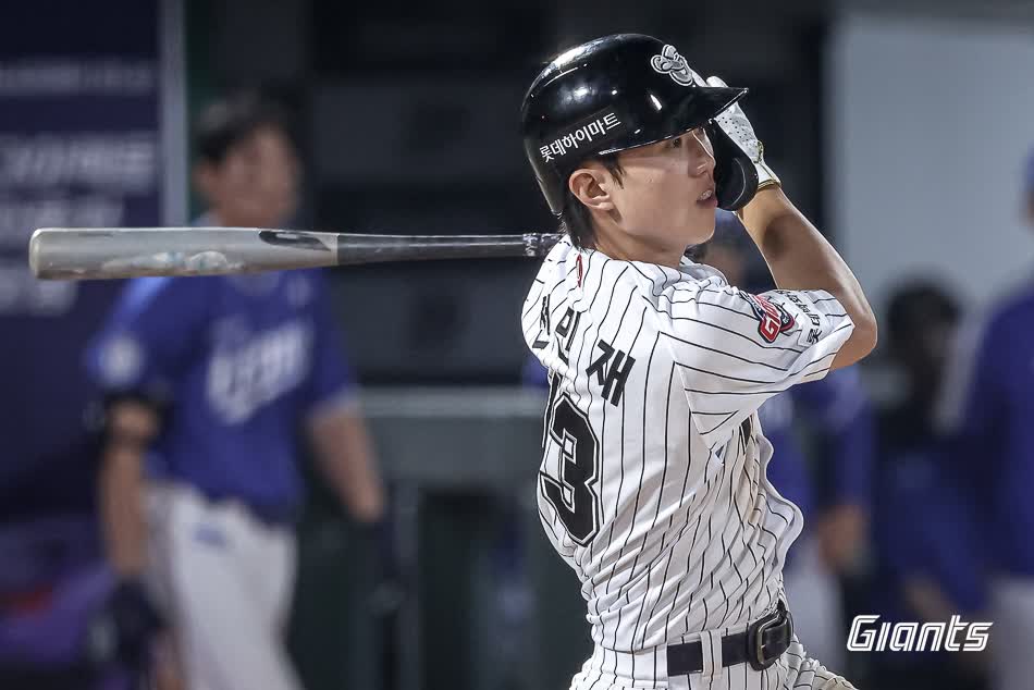 롯데 자이언츠 내야수 전민재가 17일 부산 사직야구장에서 열리는 2025 신한 SOL Bank KBO리그 한화 이글스와의 팀 간 8차전에 1번타자 겸 유격수로 선발출전한다. 사진 롯데 자이언츠