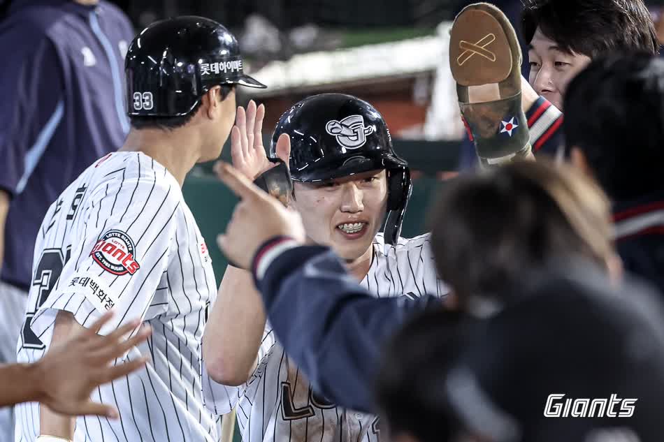 롯데 자이언츠 내야수 전민재가 17일 부산 사직야구장에서 열리는 2025 신한 SOL Bank KBO리그 한화 이글스와의 팀 간 8차전에 1번타자 겸 유격수로 선발출전한다. 사진 롯데 자이언츠