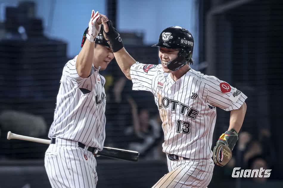 롯데 자이언츠 내야수 전민재가 17일 부산 사직야구장에서 열리는 2025 신한 SOL Bank KBO리그 한화 이글스와의 팀 간 8차전에 1번타자 겸 유격수로 선발출전한다. 사진 롯데 자이언츠