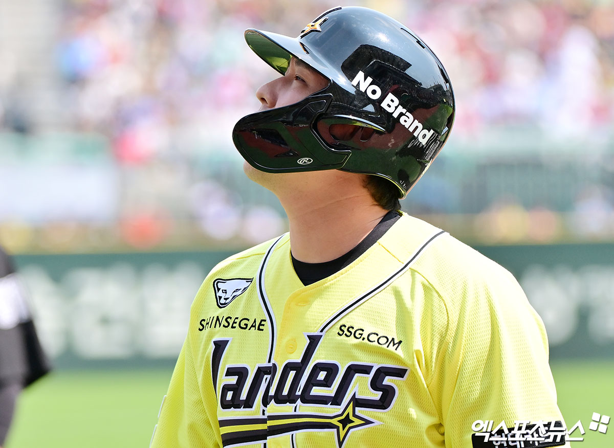 11일 오후 인천SSG랜더스필드에서 열린 '2025 신한 SOL Bank KBO리그' KIA 타이거즈와 SSG 랜더스의 경기, 1회말 1사 1루 SSG 최정이 병살타로 아웃된 후 아쉬워하고 있다. 엑스포츠뉴스 DB