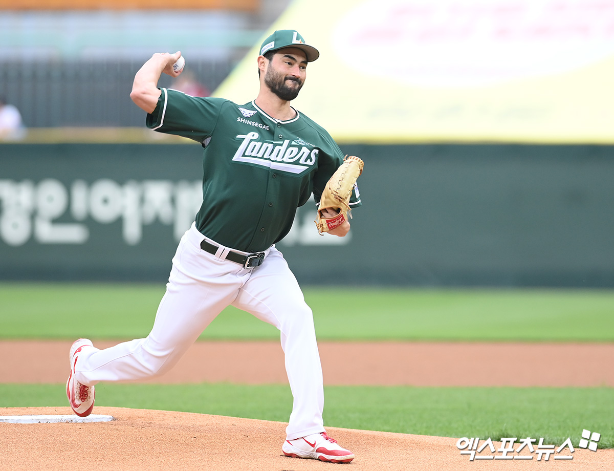 23일 오후 인천SSG랜더스필드에서 열린 '2025 신한 SOL Bank KBO리그' LG 트윈스와 SSG 랜더스의 경기, 1회초 SSG 선발투수 화이트가 공을 힘차게 던지고 있다. 엑스포츠뉴스 DB