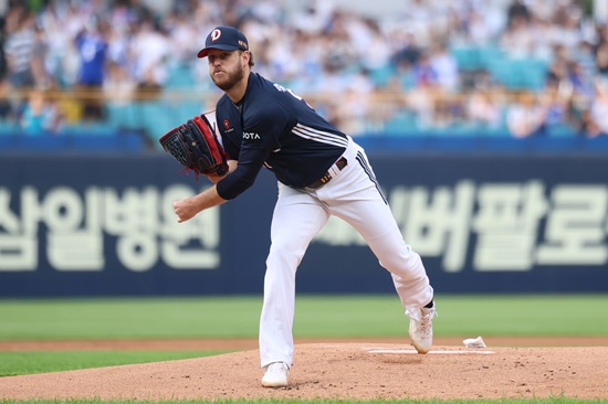 두산 베어스의 연봉 14억원 외국인 투수 콜 어빈이 17일 대구 삼성전에서 선발 등판해 2⅔이닝 13피안타 8실점으로 부진했다. 두산은 7회까지 0-10으로 크게 뒤지면서 대패를 피할 수 없는 상황에 몰렸다. 두산 베어스