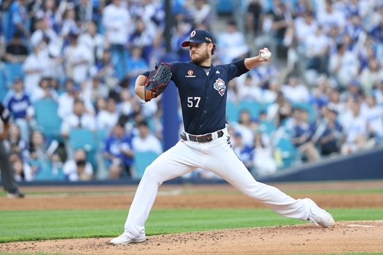 두산 베어스의 연봉 14억원 외국인 투수 콜 어빈이 17일 대구 삼성전에서 선발 등판해 2⅔이닝 13피안타 8실점으로 부진했다. 두산은 7회까지 0-10으로 크게 뒤지면서 대패를 피할 수 없는 상황에 몰렸다. 두산 베어스