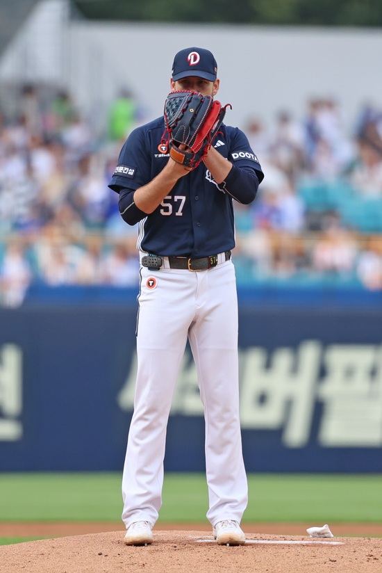 두산 베어스의 연봉 14억원 외국인 투수 콜 어빈이 17일 대구 삼성전에서 선발 등판해 2⅔이닝 13피안타 8실점으로 부진했다. 두산은 7회까지 0-10으로 크게 뒤지면서 대패를 피할 수 없는 상황에 몰렸다. 두산 베어스