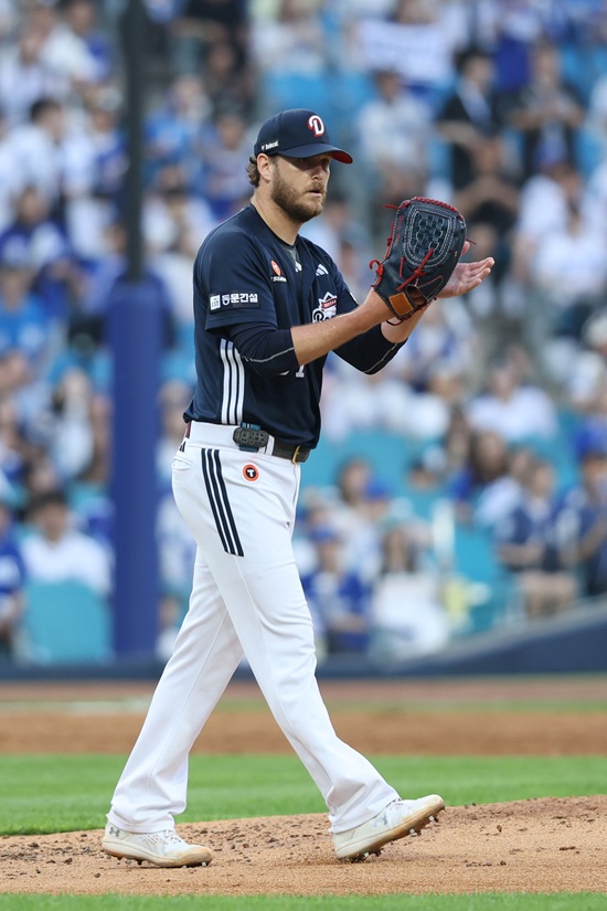 두산 베어스의 연봉 14억원 외국인 투수 콜 어빈이 17일 대구 삼성전에서 선발 등판해 2⅔이닝 13피안타 8실점으로 부진했다. 두산은 7회까지 0-10으로 크게 뒤지면서 대패를 피할 수 없는 상황에 몰렸다. 두산 베어스