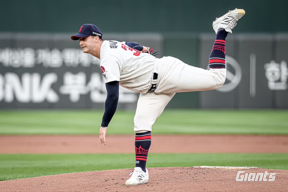 롯데 자이언츠 외국인 투수 터커 데이비슨이 17일 부산 사직야구장에서 열린 2025 신한 SOL Bank KBO리그 한화 이글스와의 팀 간 8차전에 선발등판, 6.1이닝 3실점 호투에도 패전투수가 됐다. 사진 롯데 자이언츠