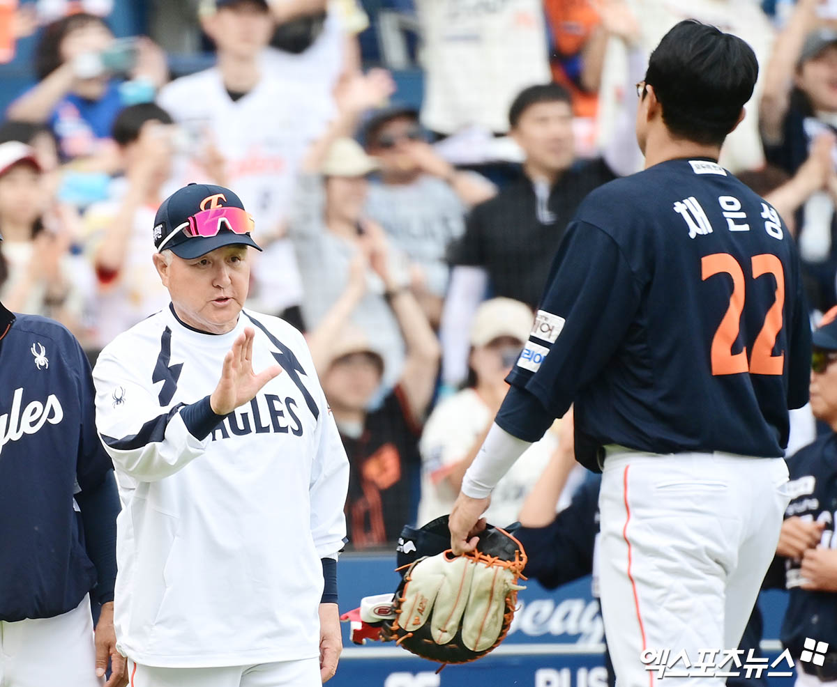 김경문(왼쪽) 감독이 이끄는 한화 이글스가 17일 부산 사직야구장에서 열린 2025 신한 SOL Bank KBO리그 롯데 자이언츠와의 팀 간 8차전에서 6-0 완승을 거두고 5연승을 질주했다. 사진 엑스포츠뉴스 DB