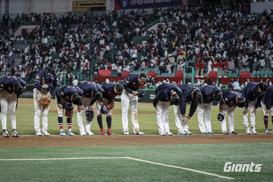 롯데 자이언츠가 17일 부산 사직야구장에서 열린 2025 신한 SOL Bank KBO리그 한화 이글스와의 팀 간 8차전에서 0-6으로 졌다. 2경기 연속 무득점으로 고개를 숙였다. 사진 롯데 자이언츠