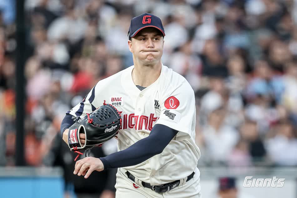 롯데 자이언츠 외국인 투수 터커 데이비슨이 17일 부산 사직야구장에서 열린 2025 신한 SOL Bank KBO리그 한화 이글스와의 팀 간 8차전에 선발등판, 6.1이닝 3실점 호투에도 패전투수가 됐다. 사진 롯데 자이언츠