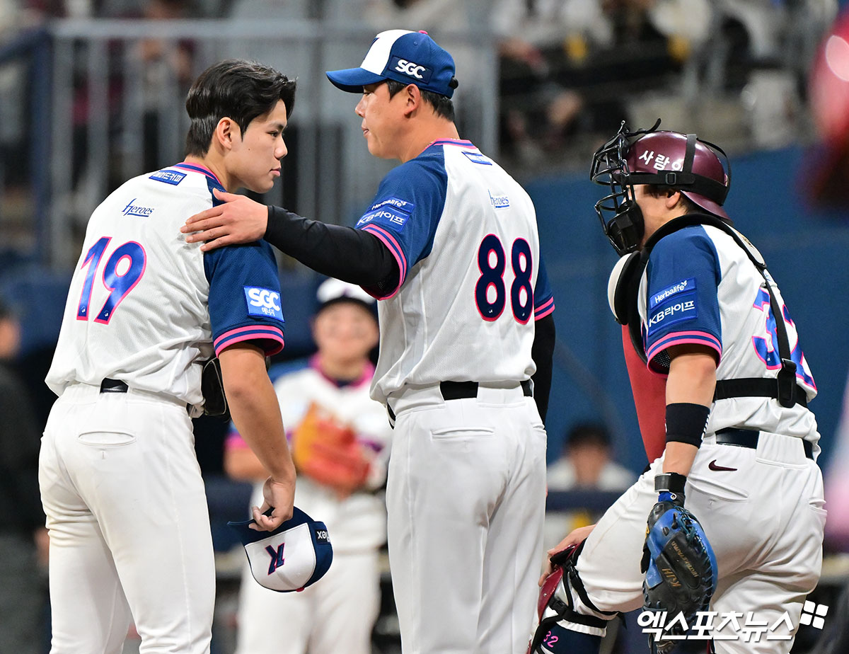 5일 오후 서울 구로구 고척스카이돔에서 열린 '2025 신한 SOL Bank KBO리그' KIA 타이거즈와 키움 히어로즈의 경기, 4회초 무사 1,3루 키움 김윤하가 마운드를 내려가고 있다. 엑스포츠뉴스 DB
