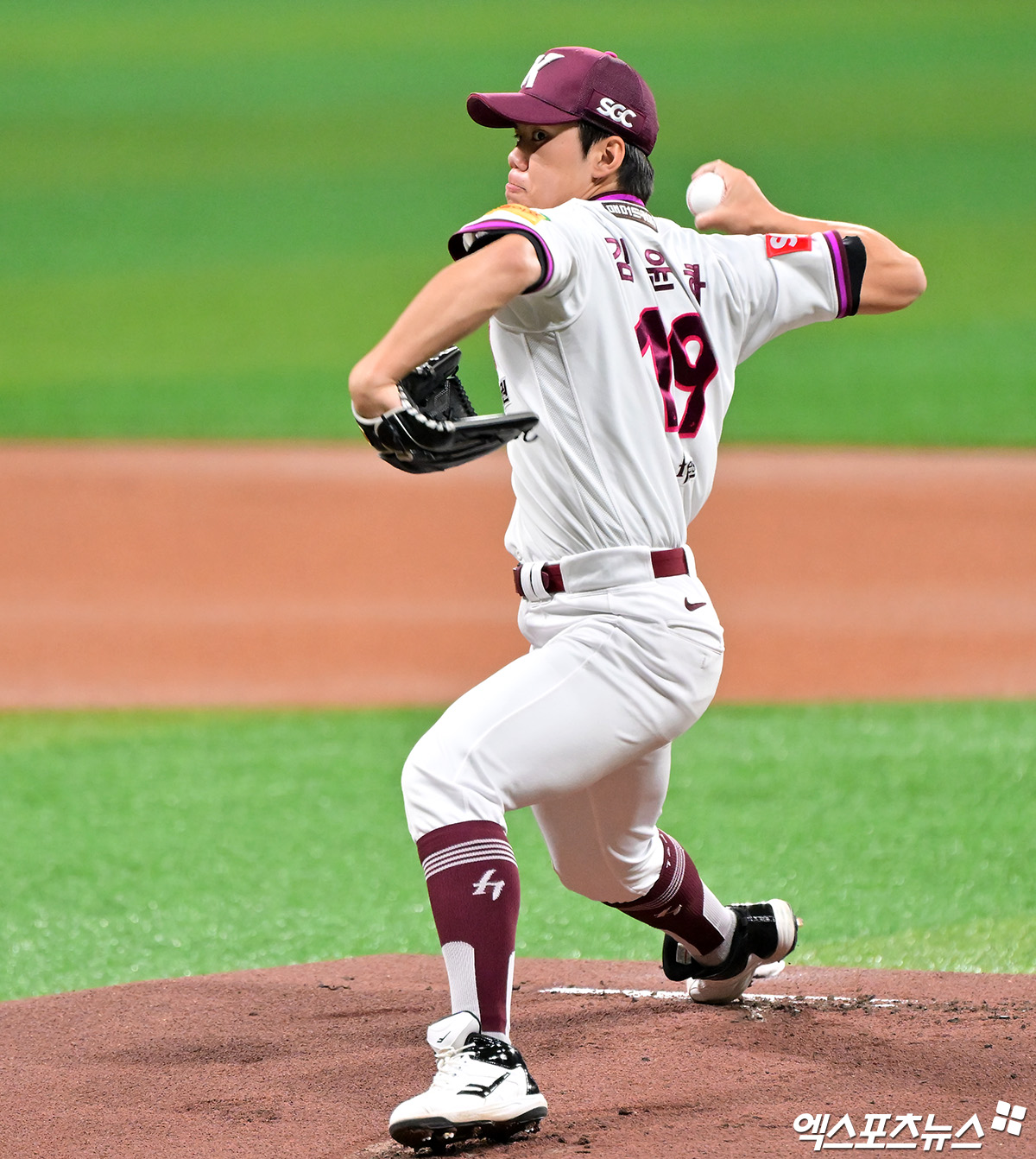 23일 오후 서울 구로구 고척스카이돔에서 열린 '2025 신한 SOL Bank KBO리그' KT 위즈와 키움 히어로즈의 경기, 1회초 키움 선발투수 김윤하가 공을 힘차게 던지고 있다. 엑스포츠뉴스 DB