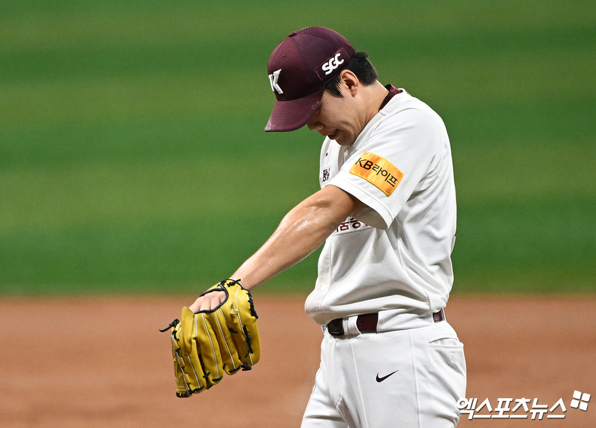30일 오후 서울 구로구 고척스카이돔에서 열린 '2024 신한 SOL Bank KBO리그' 롯데 자이언츠와 키움 히어로즈의 경기, 1회초 1사 1루 키움 선발투수 김윤하가 롯데 전준우에게 볼넷을 허용한 후 아쉬워하고 있다. 엑스포츠뉴스 DB