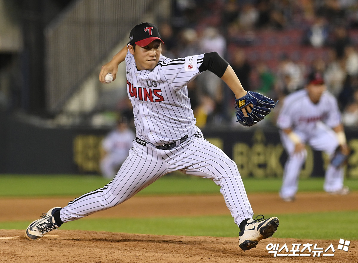 12일 오후 서울 송파구 잠실야구장에서 열린 '2025 신한 SOL Bank KBO리그' SSG 랜더스와 LG 트윈스의 경기, 9회초 LG 박명근이 공을 힘차게 던지고 있다. 엑스포츠뉴스 DB
