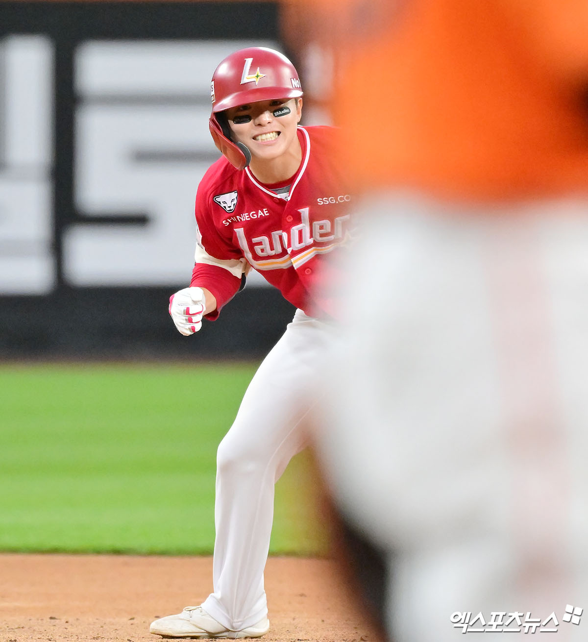 17일 오후 대전 한화생명 볼파크에서 열린 '2025 신한 SOL Bank KBO리그' SSG 랜더스와 한화 이글스의 더블헤더 2차전 경기, 5회초 무사 2,3루 SSG 정준재가 2타점 2루타를 날린 후 기뻐하고 있다. 엑스포츠뉴스 DB