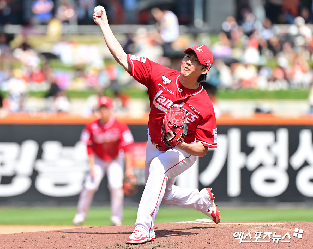 18일 오후 대전 한화생명 볼파크에서 열린 '2025 신한 SOL Bank KBO리그' SSG 랜더스와 한화 이글스의 경기, 2회말 SSG 선발투수 문승원이 공을 힘차게 던지고 있다. 엑스포츠뉴스 DB